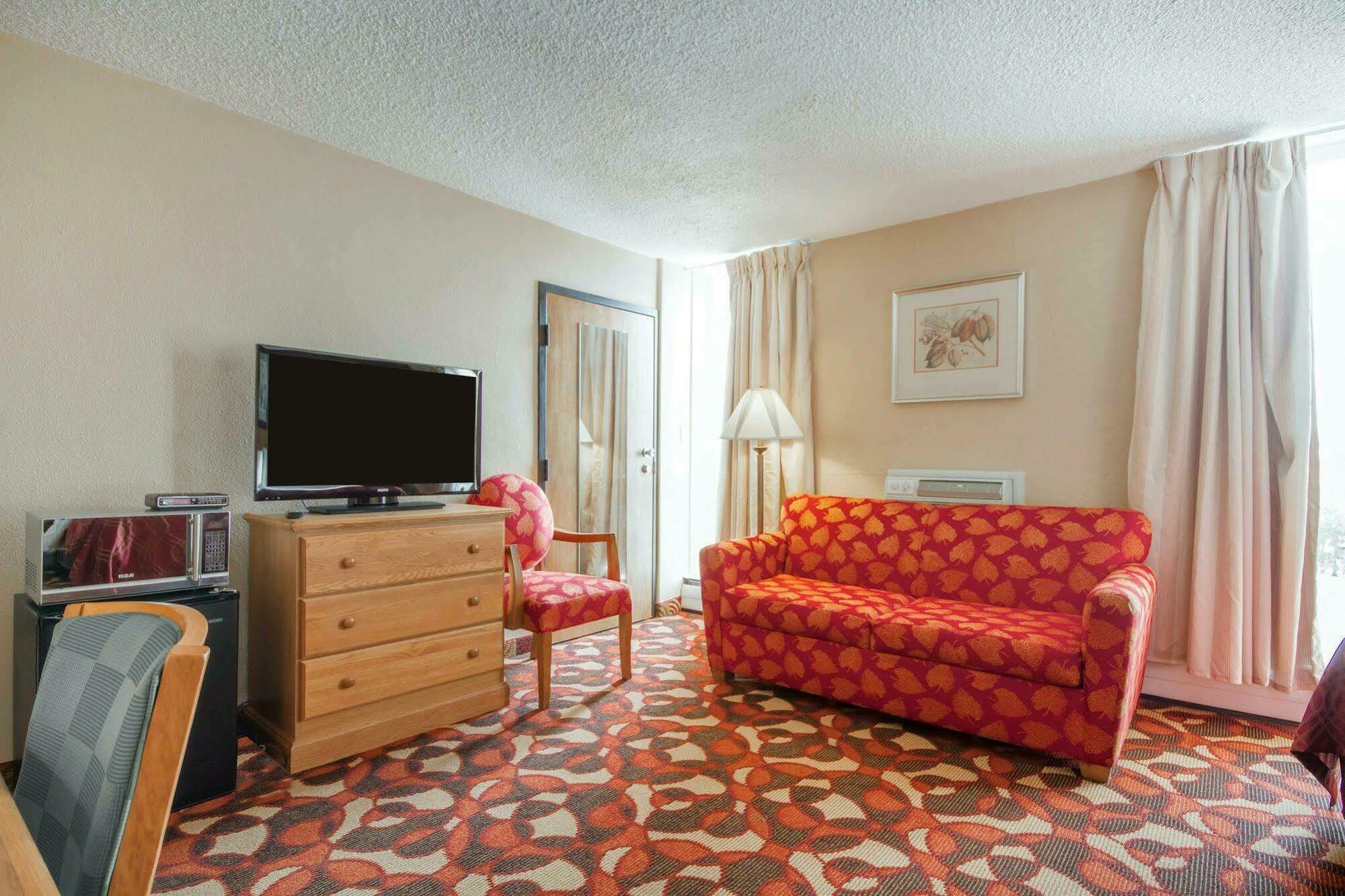 Wingate By Wyndham Sheboygan Hotel Exterior foto